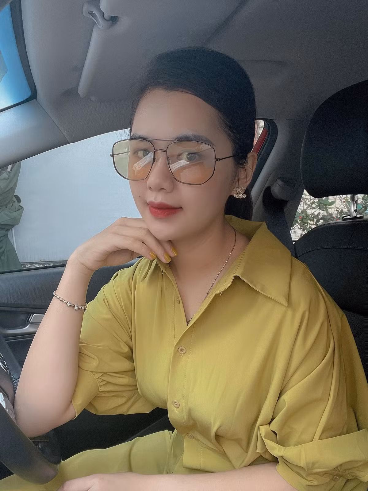 Không chỉ vậy, vợ Hải Quế còn có gu thời trang hợp mốt, dù là ở hoàn cảnh nào thì nàng WAG này vẫn biết chăm chút cho bản thân.