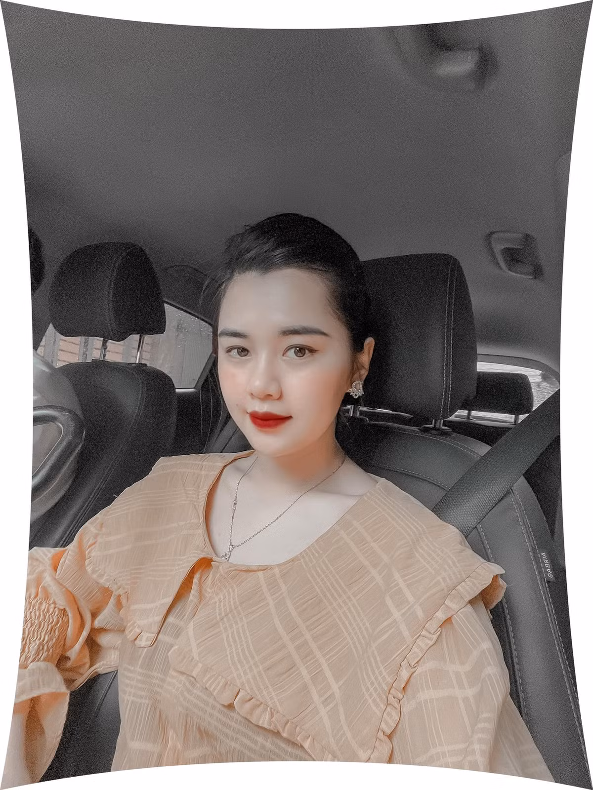 Sắc vóc của bà xã Quế Ngọc Hải xứng đáng xếp vào hàng xinh đẹp nhất nhì trong danh sách hội bỉm sữa vợ cầu thủ.