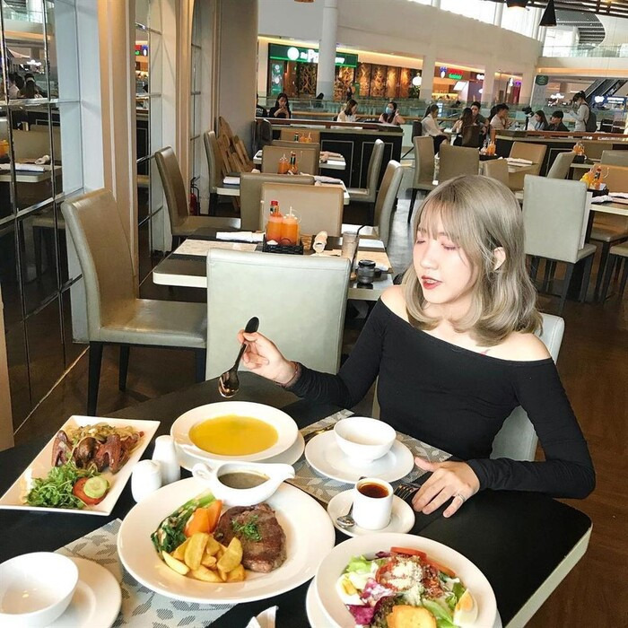 Nữ chính "Ghép đôi thần tốc" thường xuyên đăng tải hình ảnh check-in các quán ăn từ sang chảnh cho tới bình dân khiến bao người trầm trồ.