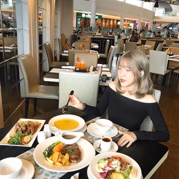 Nữ chính "Ghép đôi thần tốc" thường xuyên đăng tải hình ảnh check-in các quán ăn từ sang chảnh cho tới bình dân khiến bao người trầm trồ.