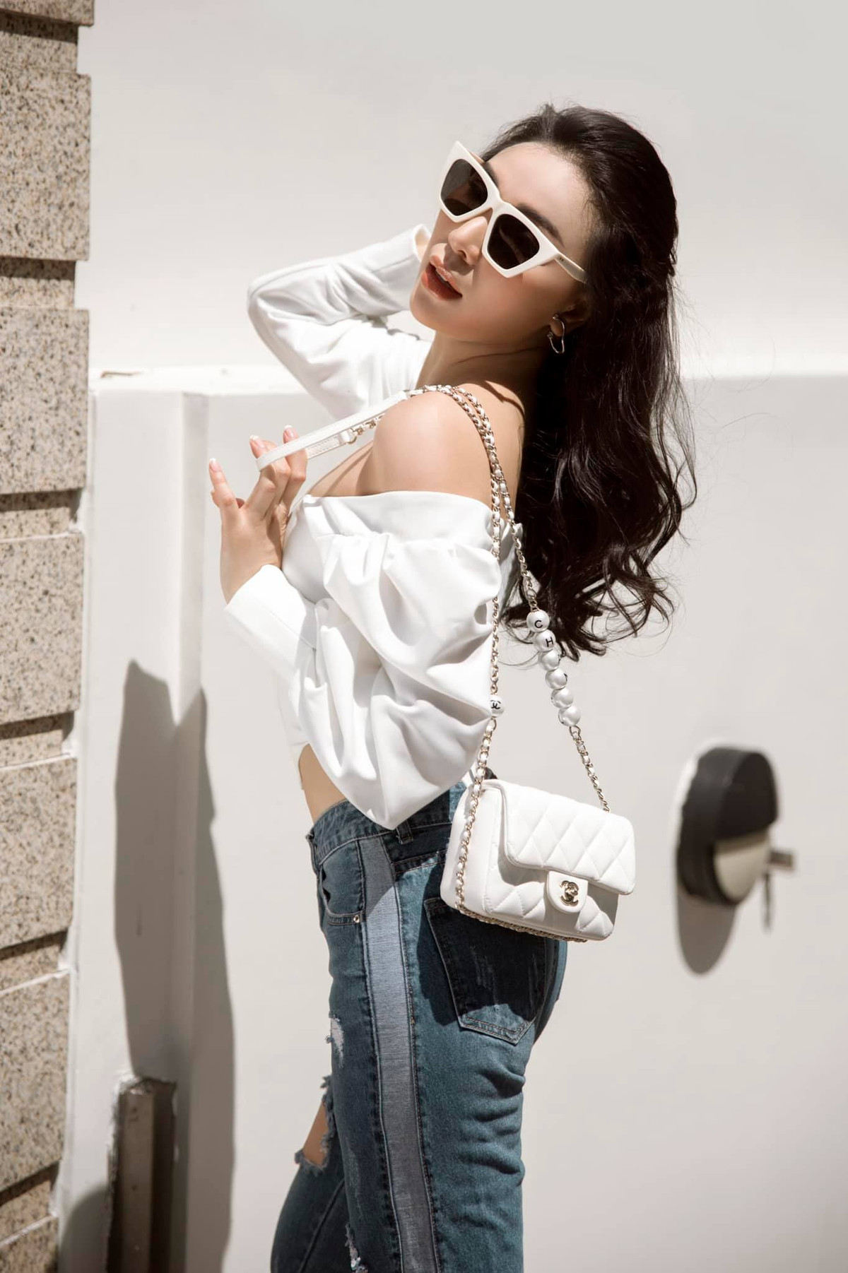 Người đẹp sinh năm 1989 từng tham gia trong một số phim truyền hình như Sắc đẹp và danh vọng, Vũ khí sắc đẹp, Cô nàng bất đắc dĩ,...