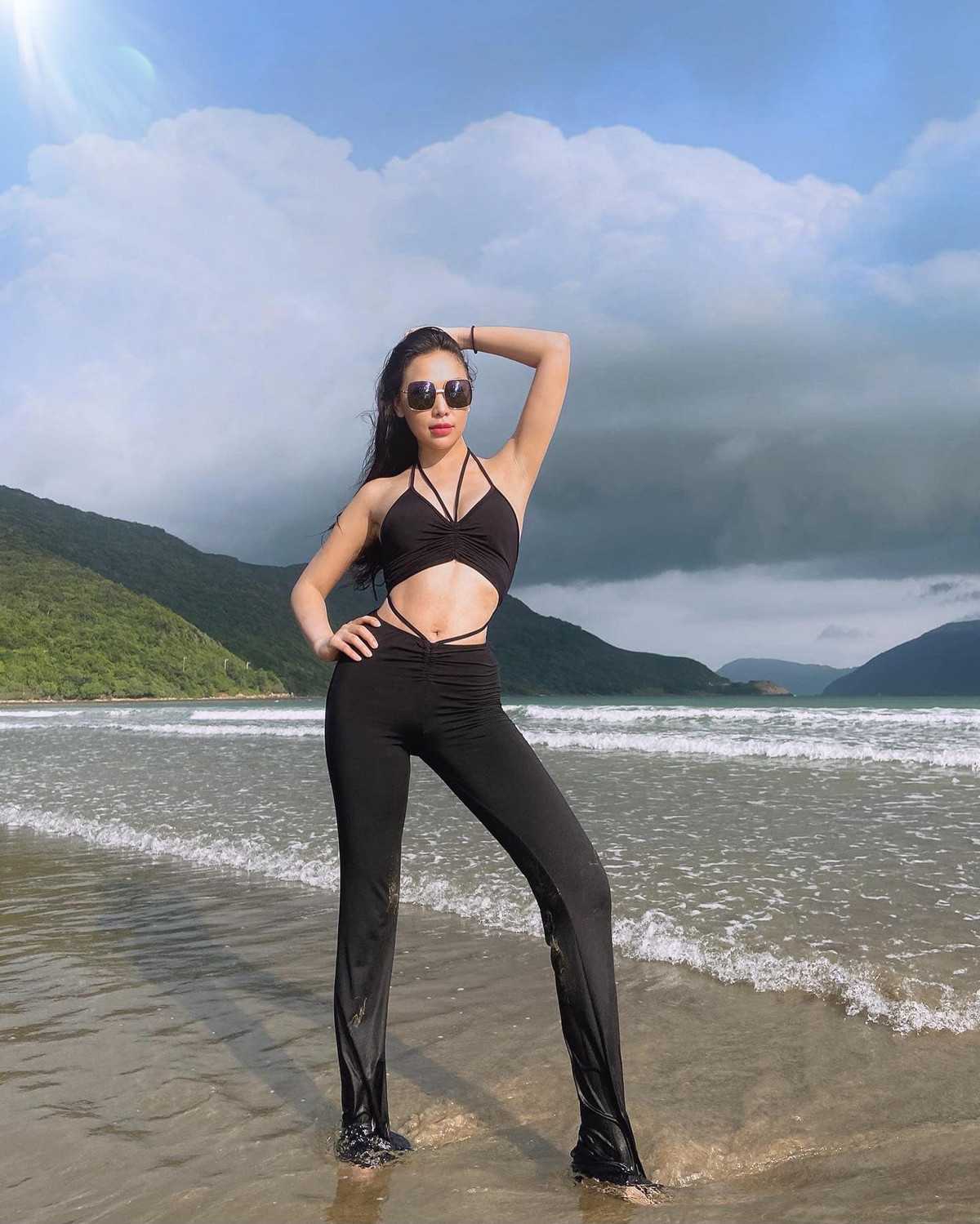 Mới đây, Quỳnh Thư đã lên tiếng trên trang cá nhân về mọi thông tin vừa qua. Người đẹp dành riêng 1 dòng trạng thái khẳng định cô chưa từng trả lời bất cứ thông tin nào về chuyện tình cảm của mình trong những ngày qua và mong mọi người tôn trọng quyền riêng tư.