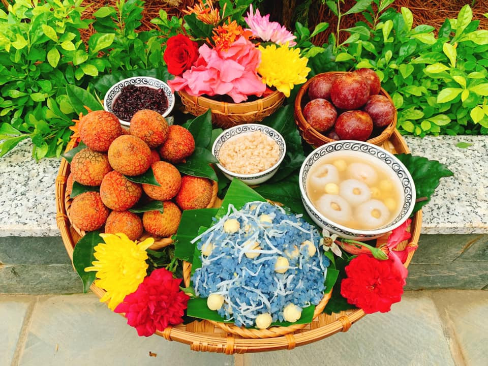 Mâm cúng trong ngày này thường là hoa quả theo mùa, bánh trái có nguồn gốc tự nhiên... thường không thể thiếu. Ngoài ra còn có các món ăn khác tuỳ theo địa phương. Ảnh: Minh Thủy