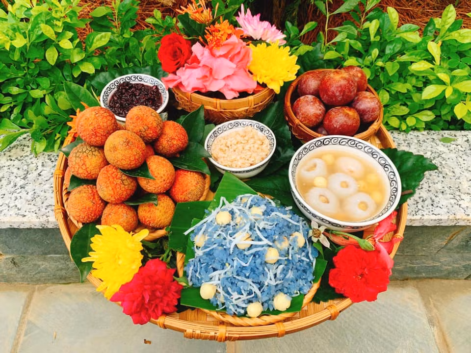 Mâm cúng trong ngày này thường là hoa quả theo mùa, bánh trái có nguồn gốc tự nhiên... thường không thể thiếu. Ngoài ra còn có các món ăn khác tuỳ theo địa phương. Ảnh: Minh Thủy