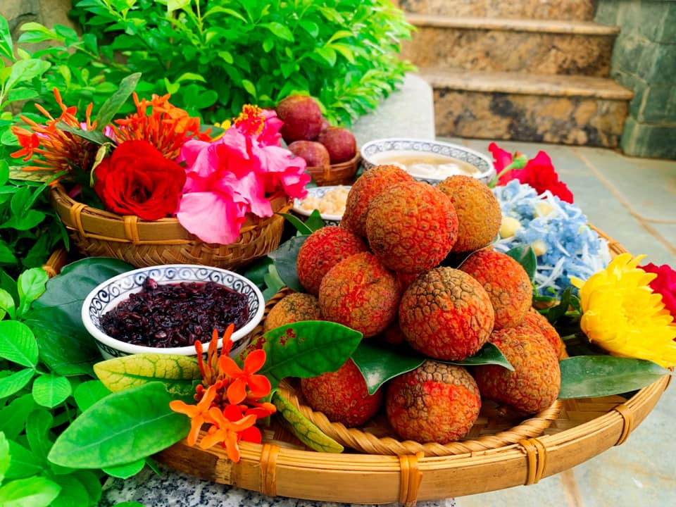 Vẫn là hoa quả theo mùa, bánh trái quen thuộc nhưng hội chị em đảm ngày càng sáng tạo trong việc bày biện đẹp mắt, trang trọng hơn nhiều. Ảnh: Minh Thủy