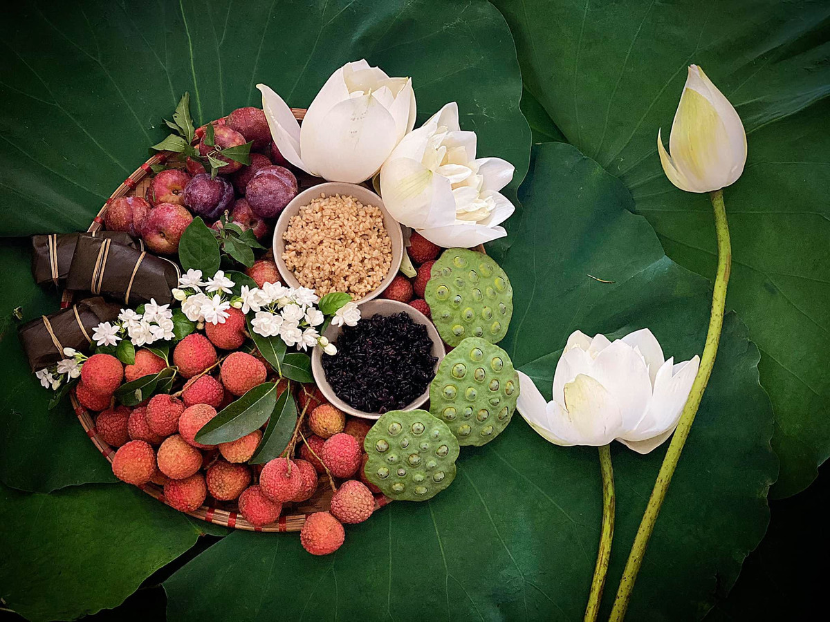 Không ít người còn sử dụng hoa sen để trang trí bên cạnh mâm cỗ trông còn đẹp mắt hơn. Ảnh: Tommy Hoang Minh