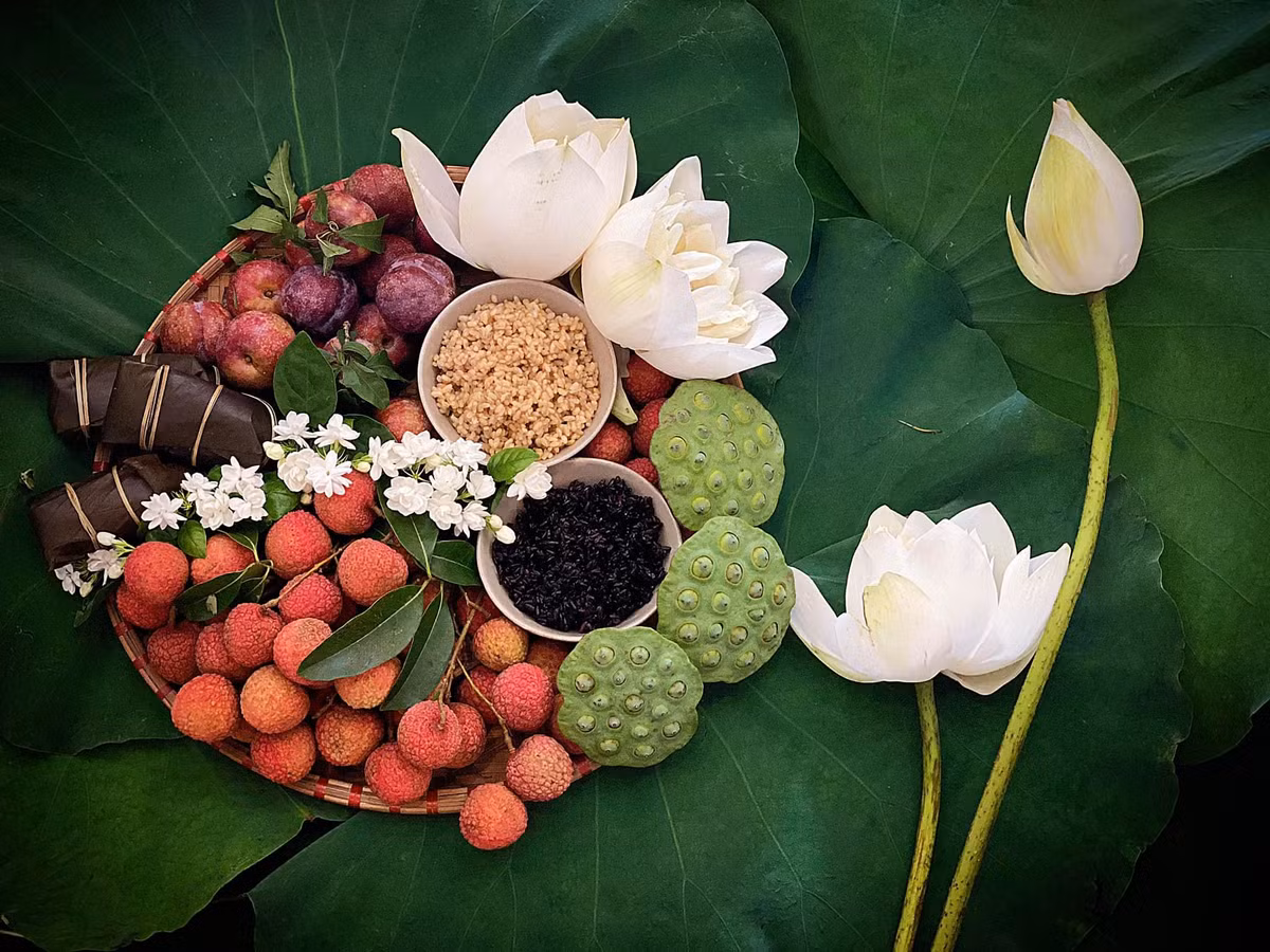 Không ít người còn sử dụng hoa sen để trang trí bên cạnh mâm cỗ trông còn đẹp mắt hơn. Ảnh: Tommy Hoang Minh