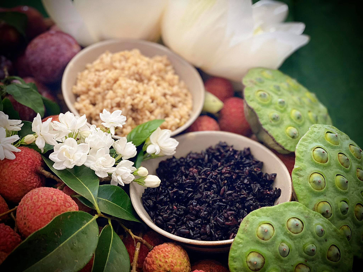 Mâm lễ cúng Tết Đoan ngọ không những ngon mà còn đẹp mắt. Ảnh: Tommy Hoang Minh