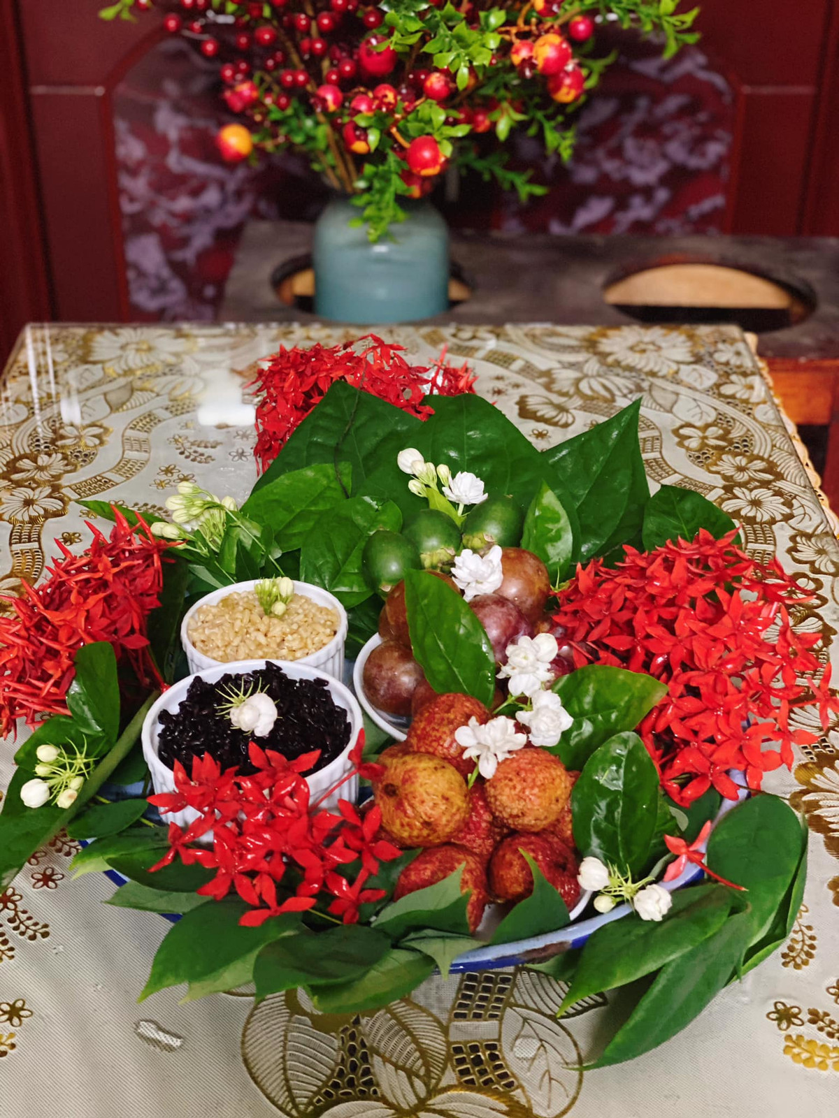 Cứ đến ngày Tết Đoan Ngọ, mạng xã hội lại ngập tràn các mâm cỗ cúng "giết sâu bọ" của hội chị em. Ảnh: Bich Truong