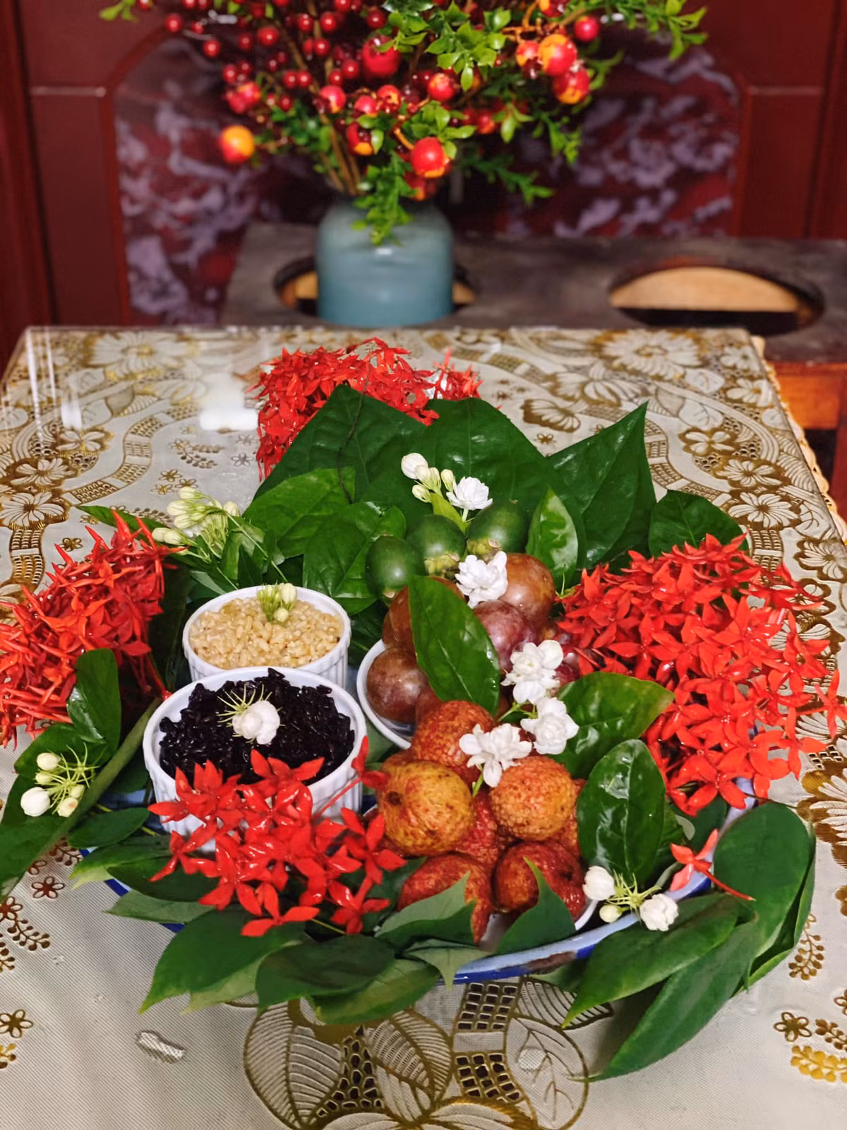 Cứ đến ngày Tết Đoan Ngọ, mạng xã hội lại ngập tràn các mâm cỗ cúng "giết sâu bọ" của hội chị em. Ảnh: Bich Truong