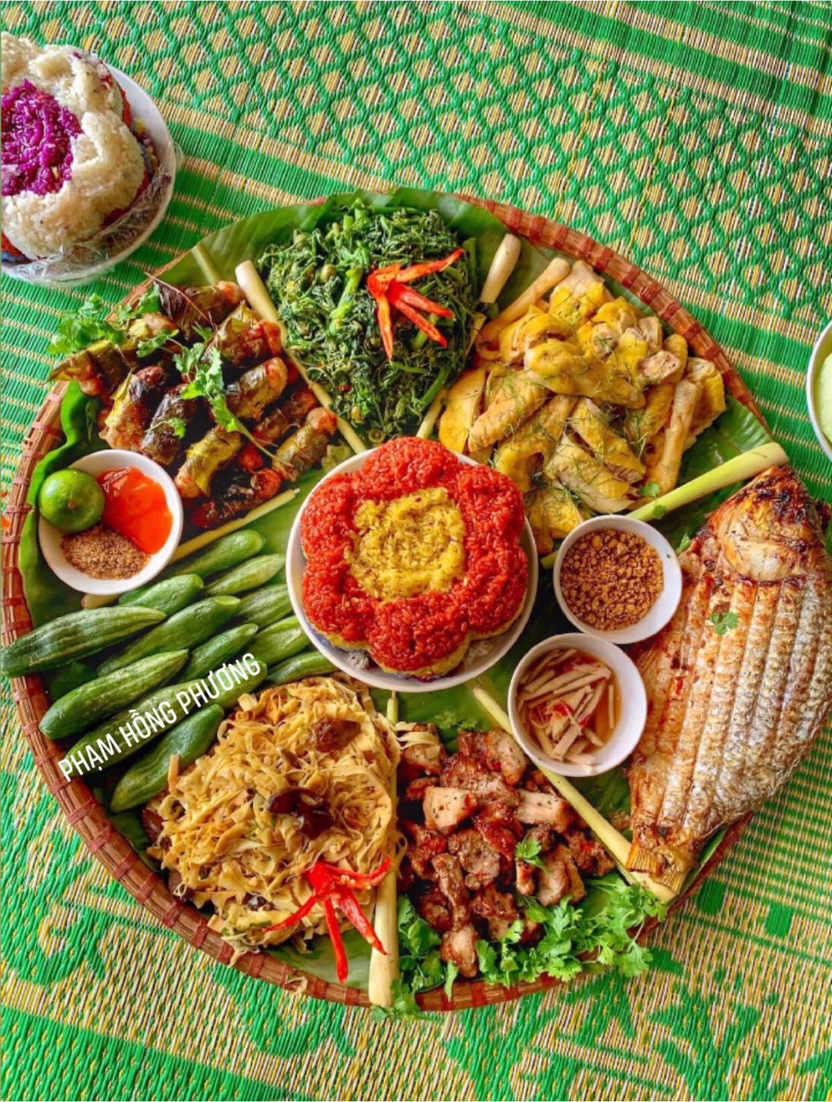 Nhiều chị em vẫn coi ngày Tết Đoan Ngọ là dịp để nấu nướng, tụ họp gia đình, khoe thành quả của mình với người thân, bạn bè. Ảnh: Phạm Hồng Phương