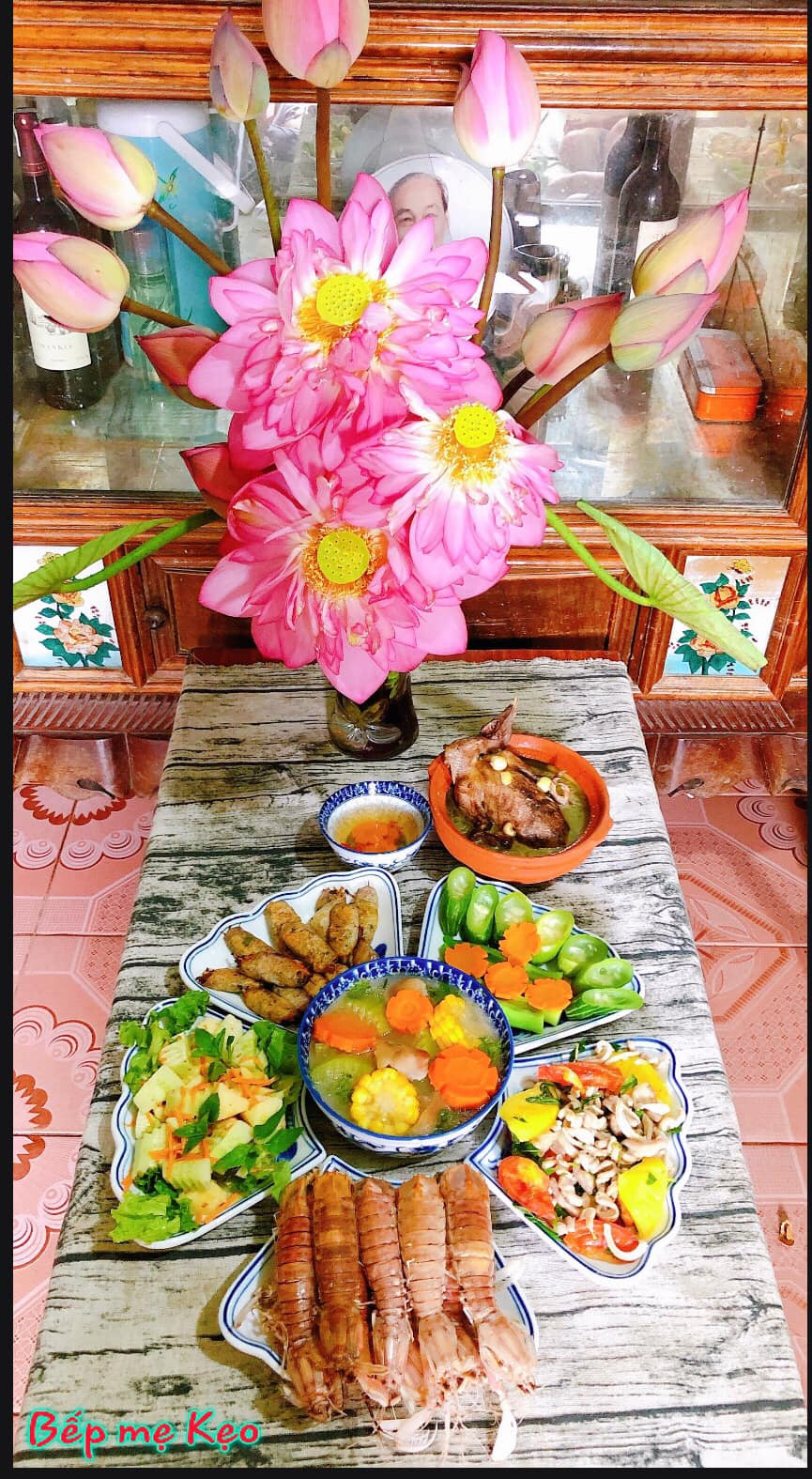 Nhìn mâm cỗ cúng Tết Đoan Ngọ của các chị em trên diễn đàn về ẩm thực, nhiều người không khỏi trầm trồ, thán phục. Ảnh: Nguyễn Huế