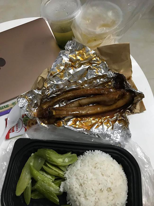 Đặt cơm sườn nhưng nhận về chỉ là mấy cục xương.