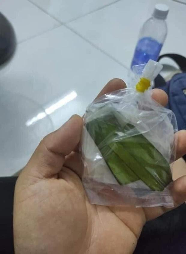 "Chủ thớt" này đã mua một bịch bánh tráng trộn săn sale giá 1 ngàn đồng, nhưng món hàng người này nhận được khiến cư dân mạng tá hỏa vì nó chỉ nhỏ xíu trong lòng bàn tay.