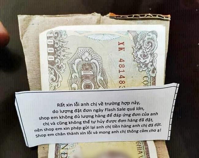 Đi kèm với món hàng từ việc thảm họa săn sale, người bán còn đính kèm mẩu giấy với nội dung: "Do lượt đặt hàng 1 nghìn vượt quá số lượng nên shop bị thiếu hàng, mong bạn thông cảm. Shop gửi lại bạn 1 nghìn mặt. Đơn hàng bạn đặt sau mình sẽ bù. Mong bạn thông cảm".
