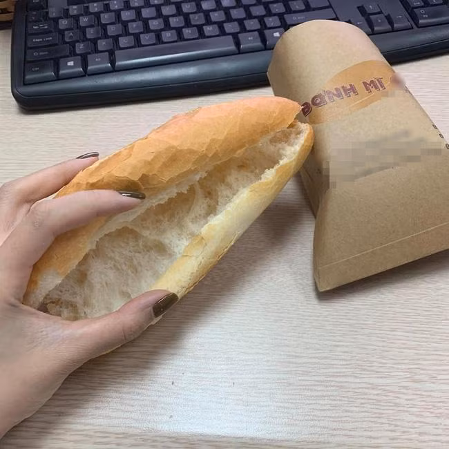 Chiếc bánh mì săn sale với giá 1 ngàn đồng nhưng nhận về lại không có nhân bên trong.