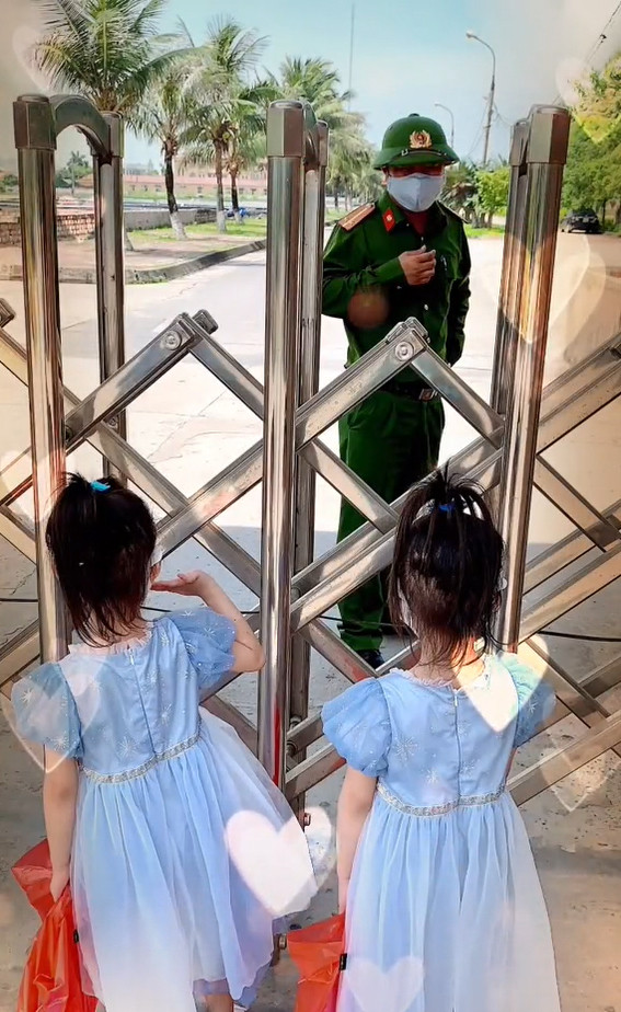 Tin tot mua dich: Dong chu tren do bao ho - chiec banh mi am long-Hinh-4