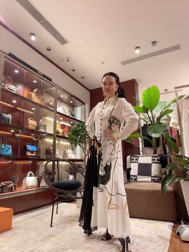 Theo giới chuyên về xe hơi đánh giá, chiếc kính xe này có giá vào khoảng 25 triệu đồng. Chẳng ai nghĩ rằng trái xoài rơi nặng đến mức làm hỏng hết phần kính phía sau ô tô như thế này. Gia chủ có lẽ sẽ phải "khóc ròng" khi trồng nhầm cây xoài "phản chủ" như vậy.