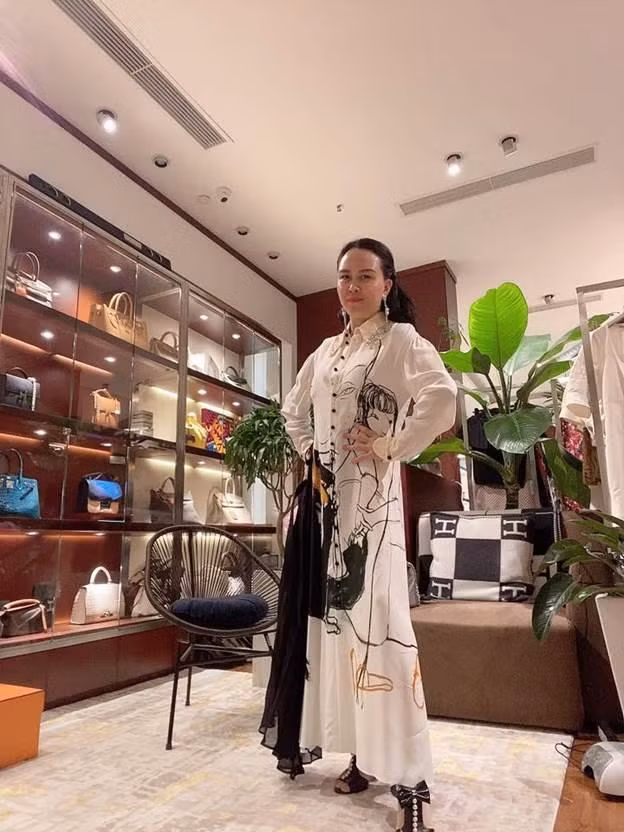 Theo giới chuyên về xe hơi đánh giá, chiếc kính xe này có giá vào khoảng 25 triệu đồng. Chẳng ai nghĩ rằng trái xoài rơi nặng đến mức làm hỏng hết phần kính phía sau ô tô như thế này. Gia chủ có lẽ sẽ phải "khóc ròng" khi trồng nhầm cây xoài "phản chủ" như vậy.