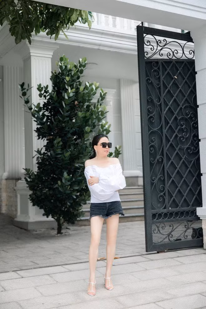 Được biết, căn biệt thự mà Phượng Chanel đang ở là ngôi nhà mang lại rất nhiều kỉ niệm của nữ đại gia và "người cũ" Quách Ngọc Ngoan. Biệt thự nổi bật với tông màu trắng, không gian bên ngoài đặc biệt được tô điểm bởi nhiều cây và hoa. Ảnh: Tổng hợp