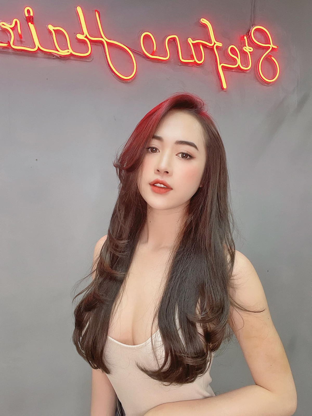 Hằng Habi sở hữu chiều cao 1,70m cùng số đo 3 vòng bốc lửa 87-62-91. Trang cá nhân của cô nàng đang sở hữu hơn 70.000 người theo dõi.