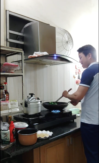 Trước đó, chị Sao vẫn thường xuyên livestream chia sẻ khoảnh khắc được chồng trẻ yêu chiều, nấu cho ăn. Được chồng đích thân vào bếp nấu ăn, chị đã không ngần ngại ôm ấp, thể hiện những cử chỉ tình cảm với chồng 9X.