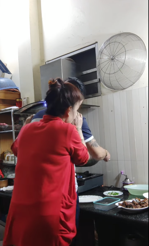 Dù chỉ là những món ăn đơn giản như thịt rang, rau luộc, canh... nhưng chồng trẻ Hoa Cương đã khiến nhiều người ngưỡng mộ về khoản chăm sóc, yêu chiều vợ. Ảnh: Tổng hợp