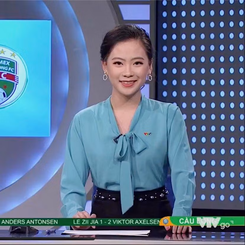 Trước khi tham gia Nóng cùng Euro 2020, Quỳnh Hương trước đó từng gây ấn tượng khi tham gia bình luận về trận đấu giữa giữa Ba Lan và Senegal trong Đồng hành cùng World Cup 2018.