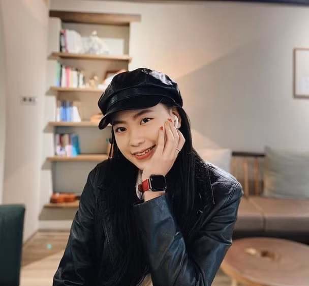 Ngoài đời, Quỳnh Hương lựa chọn cho mình phong cách ăn mặc kín đáo, trẻ trung nhưng không kém phần gợi cảm.