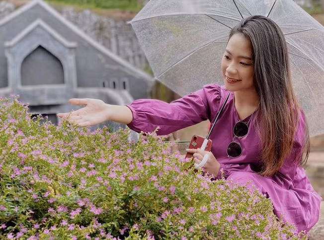 Hiện tại, Quỳnh Hương đang là BTV - MC Thể thao của Đài truyền hình Việt Nam. Dù mới "đá sân" sang lĩnh vực mới nhưng cô gái sinh năm 1999 đã tạo được thiện cảm với khán giả xem truyền hình.