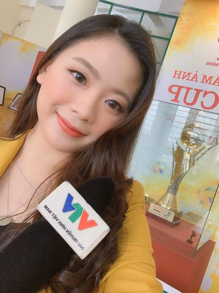 Quỳnh Hương đã có phần bình luận sắc sảo, nhận định hay về trận cầu. Ngoài ra, cô còn dành nhiều tình cảm của người hâm mộ khi sở hữu gương mặt xinh đẹp, phong cách thời trang trẻ trung khi xuất hiện trên truyền hình.