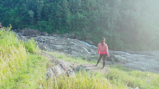 Tạo cả ngàn dáng không chụp, chụp ngay khúc như đang ra chợ đứng lựa cá. Ảnh: Facebook