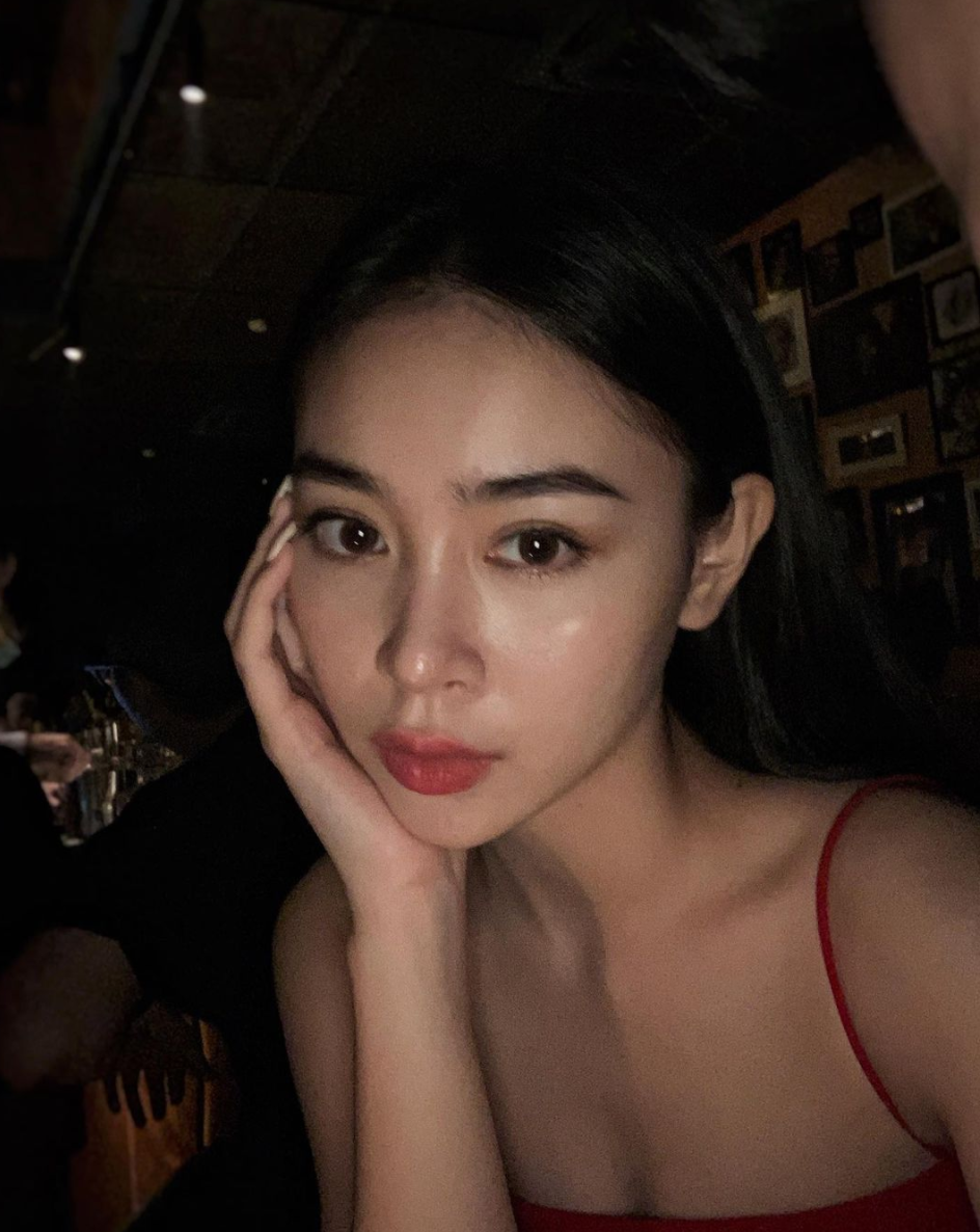 Từ một cô nữ sinh với phong cách trẻ trung, năng động, hiện tại Diệu Linh đã dần thay đổi để trở thành cô gái trưởng thành hơn, gợi cảm hơn.