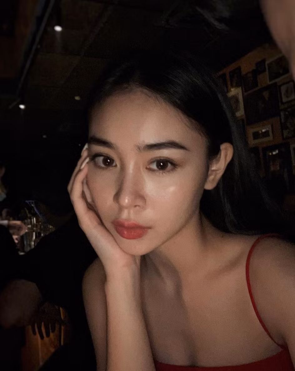 Từ một cô nữ sinh với phong cách trẻ trung, năng động, hiện tại Diệu Linh đã dần thay đổi để trở thành cô gái trưởng thành hơn, gợi cảm hơn.