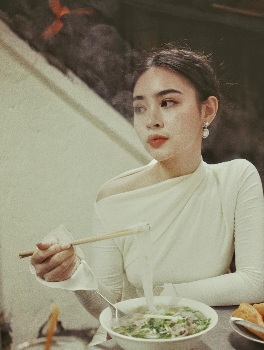 Cô nàng không chỉ sở hữu gương mặt sắc sảo, làn da trắng trẻo, sống mũi cao thẳng cùng đôi mắt to tròn mà còn có profile xịn sò.