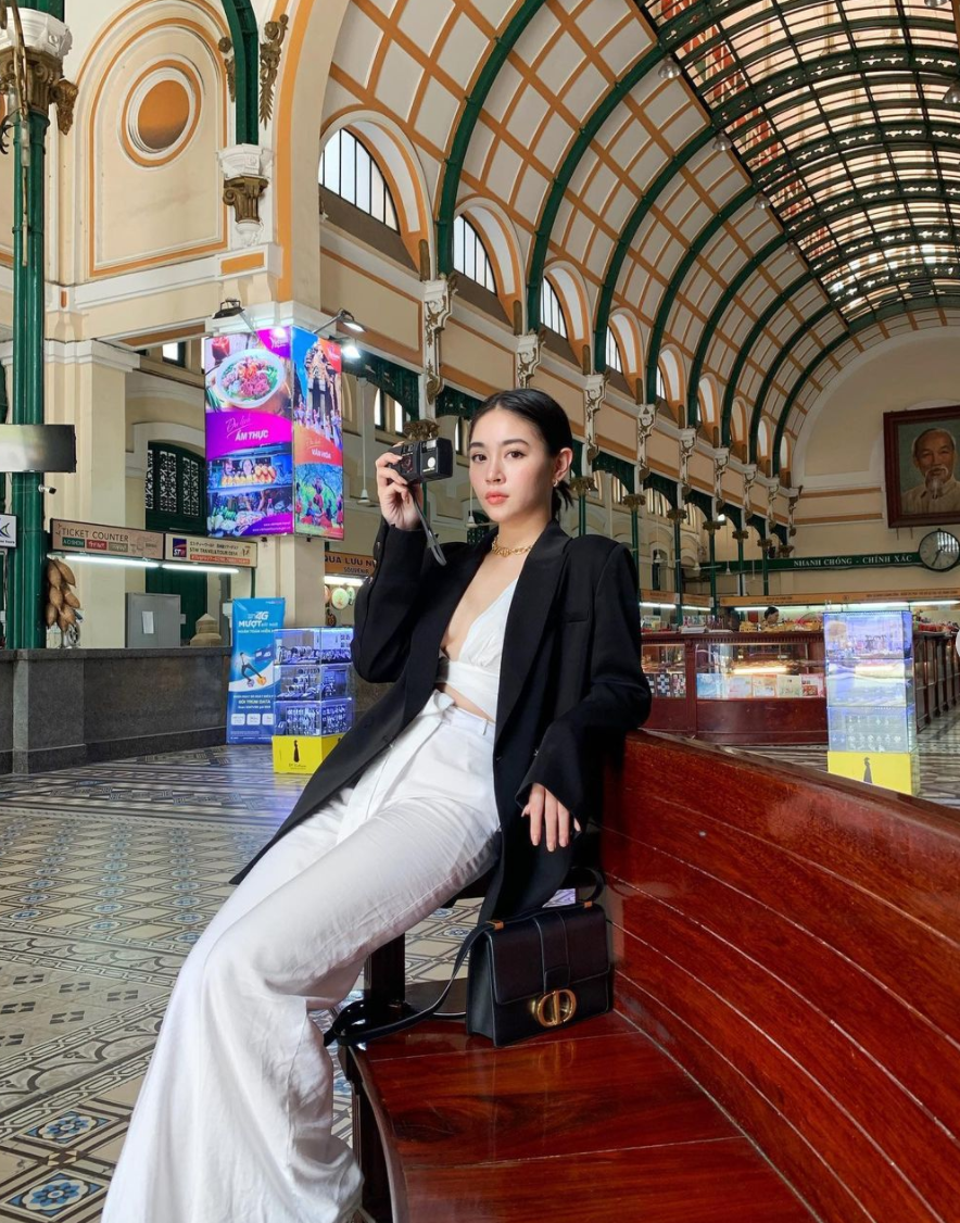 Không hổ là thí sinh Hoa hậu, Diệu Linh không chỉ khoe body nuột nà, chuẩn chỉnh không chút mỡ thừa mà còn sẵn tiện thể hiện thần thái ngút ngàn nữa.