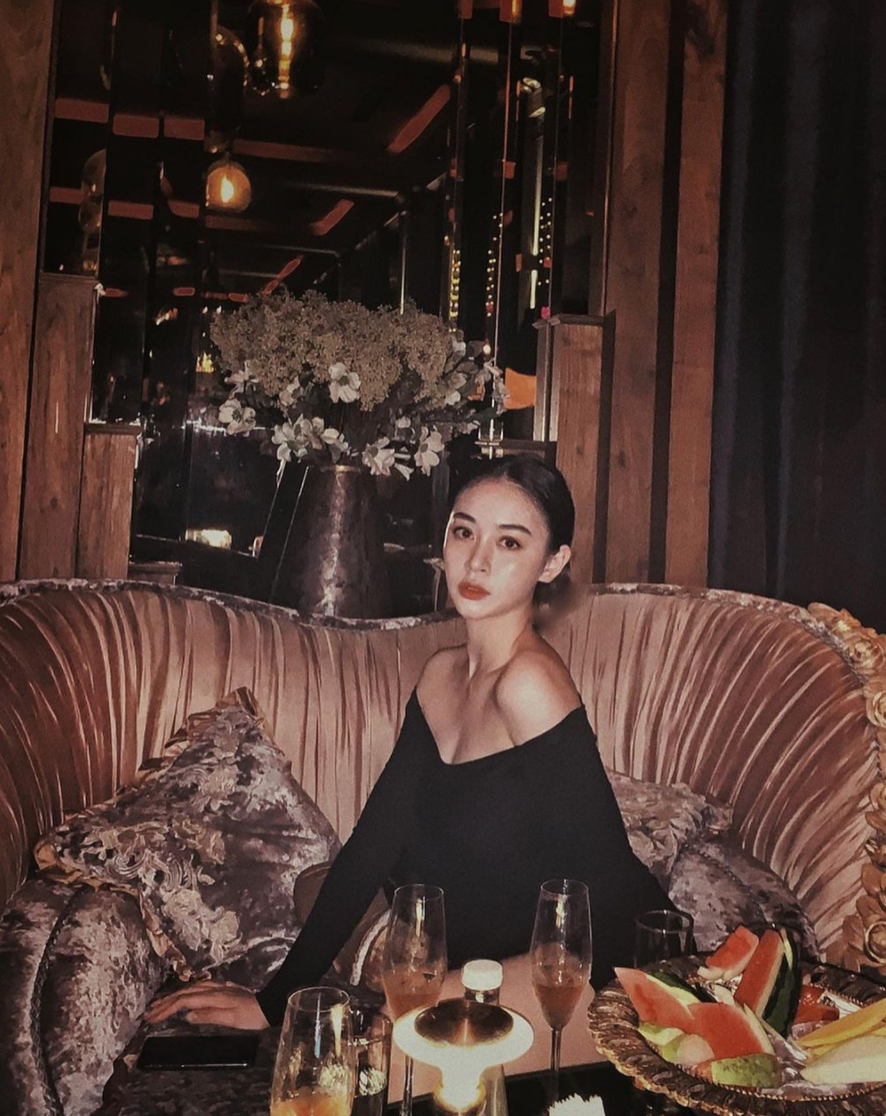 Không chỉ xinh đẹp, gợi cảm Diệu Linh còn gây ấn tượng không kém khi sở hữu thành tích học tập "khủng" như: đạt IELTS 7.0, từng theo học chuyên ngành về tài chính và kinh doanh tại trường Mander Portman Woodward London College.