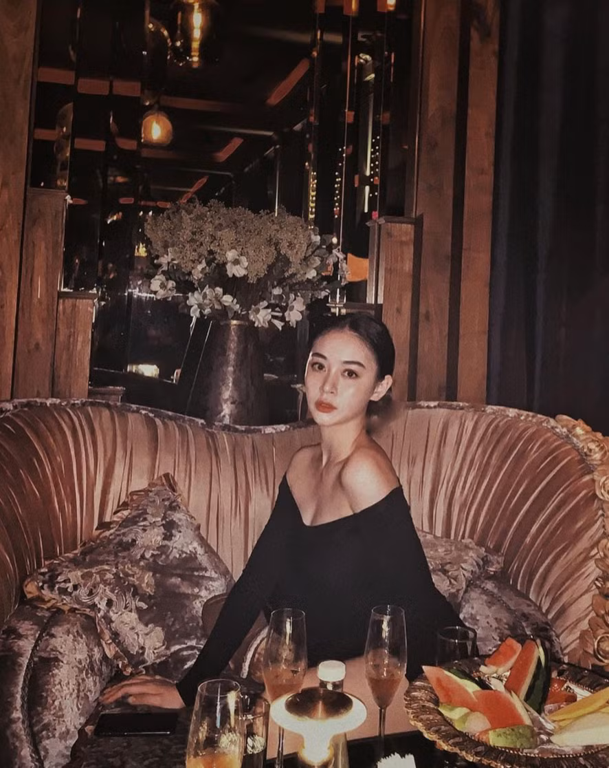 Không chỉ xinh đẹp, gợi cảm Diệu Linh còn gây ấn tượng không kém khi sở hữu thành tích học tập "khủng" như: đạt IELTS 7.0, từng theo học chuyên ngành về tài chính và kinh doanh tại trường Mander Portman Woodward London College.