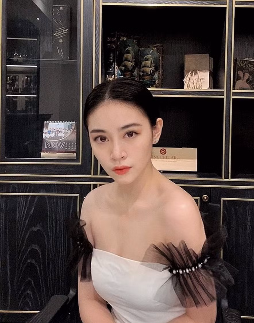 Diệu Linh sở hữu chiều cao 1m70 với đôi chân dài thon thả cùng gu ăn mặc khá thời thượng.