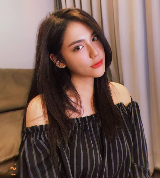 Gương mặt thanh tú, đẹp từ từng đường nét nhỏ, làn da trắng mịn, đôi mắt long lanh cùng nụ cười tươi rói của gái xinh Thái Lan dường như có thể "đốn tim" mọi chàng trai chỉ trong vòng 1 nốt nhạc.