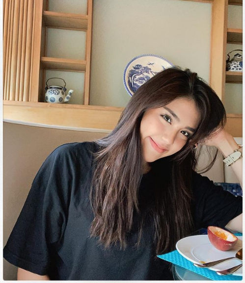 Cô trung thành với phong cách thanh lịch, nữ tính nhưng cũng vô cùng ấn tượng.