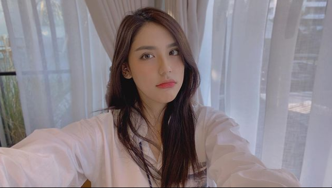 Thanatcha Janngam sinh năm 1999, hiện tại trang cá nhân của cô sở hữu gần 300.000 lượt theo dõi trên hai nền tảng mạng xã hội Instagram và Facebook.