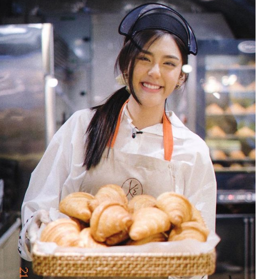 Với vẻ ngoài xinh đẹp nổi bật Tan Thanatcha thường xuyên nhận được lời mời làm mẫu ảnh từ các shop quần áo thời trang cho tới bìa báo ảnh.