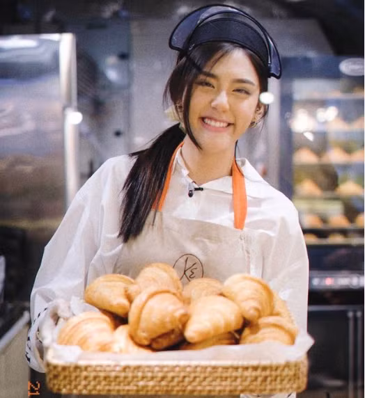 Với vẻ ngoài xinh đẹp nổi bật Tan Thanatcha thường xuyên nhận được lời mời làm mẫu ảnh từ các shop quần áo thời trang cho tới bìa báo ảnh.