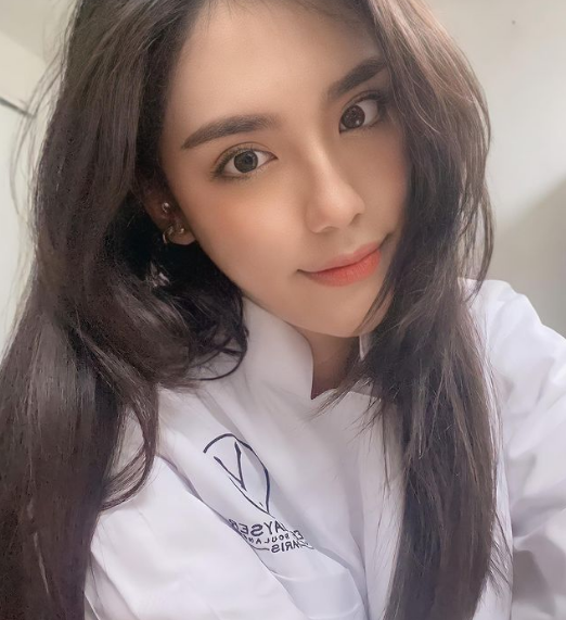 Hot girl Thái Lan thu hút trong những khoảnh khắc tinh khôi, dễ thương với áo trắng đồng phục. Nhan sắc của cô gái này ngày càng cuốn hút khiến người xem khó lòng rời mắt khỏi.