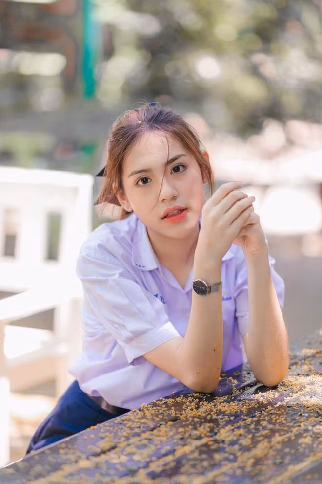 Khác hẳn với những hình ảnh lộng lẫy trên tạp chí, Tan Thanatcha bình thường cũng tinh nghịch và nhí nhảnh.