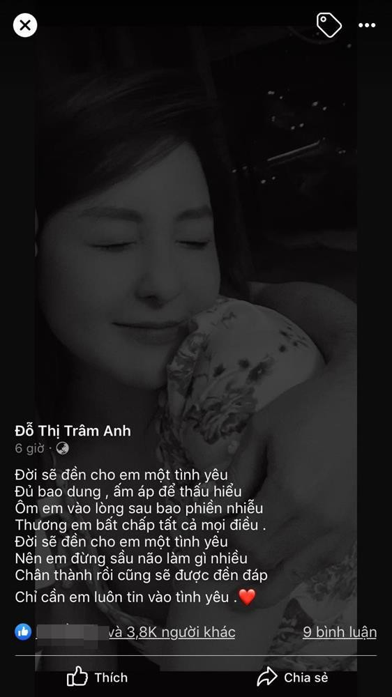Đính kèm hình ảnh, hot girl Trâm Anh chia sẻ đoạn trạng thái: "Đời sẽ đền cho em một tình yêu. Đủ bao dung, ấm áp để thấu hiểu. Ôm em vào lòng sau bao phiền nhiễu. Thương em bất chấp tất cả mọi điều. Đời sẽ đền cho em một tình yêu. Nên em đừng sầu não làm gì nhiều. Chân thành rồi cũng sẽ được đền đáp. Chỉ cần em luôn tin vào tình yêu".