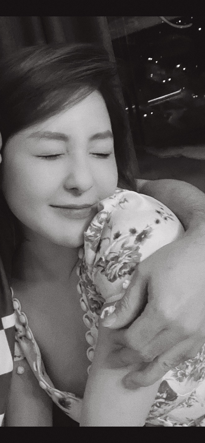 Mới đây, Trâm Anh đăng tải một tấm ảnh cười hạnh phúc nhưng lại để nền đen trắng, khoảnh khắc này khiến netizen chú ý hơn khi xuất hiện một cánh tay đang ôm ấp cô nàng vào lòng.