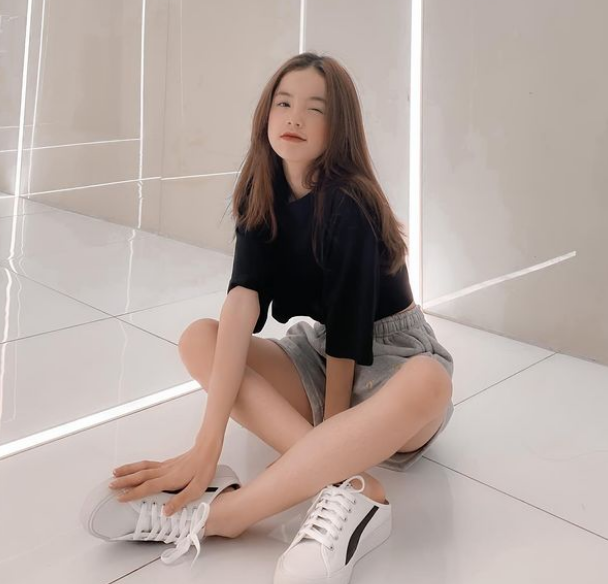 Bên cạnh vẻ ngoài xinh xắn như búp bê, sức hút của Meo Xinh còn đến từ cuộc sống sang chảnh được chia sẻ trên trang cá nhân.