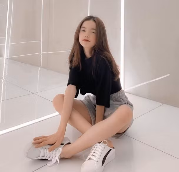 Bên cạnh vẻ ngoài xinh xắn như búp bê, sức hút của Meo Xinh còn đến từ cuộc sống sang chảnh được chia sẻ trên trang cá nhân.